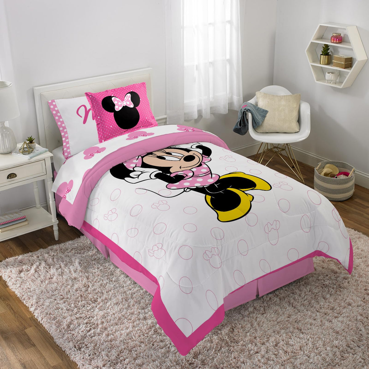 Jay Franco Minnie Mouse comforter front view showing character design and bright white background, enhances room theme