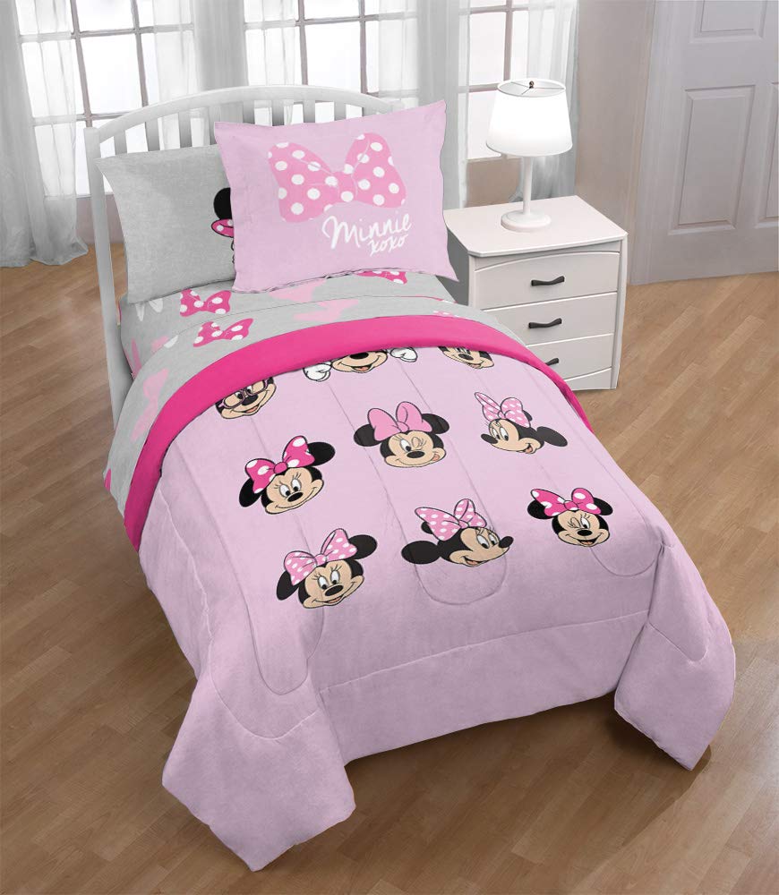 Jay Franco Minnie Mouse full bed view showing proper size and bed coverage