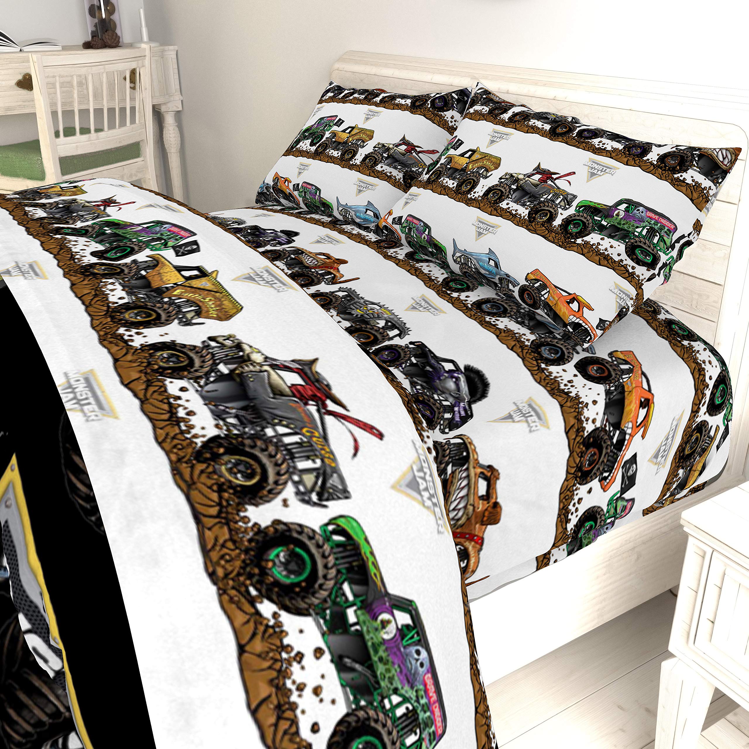 Jay Franco size comparison on full bed showing correct fit and room-ready styling