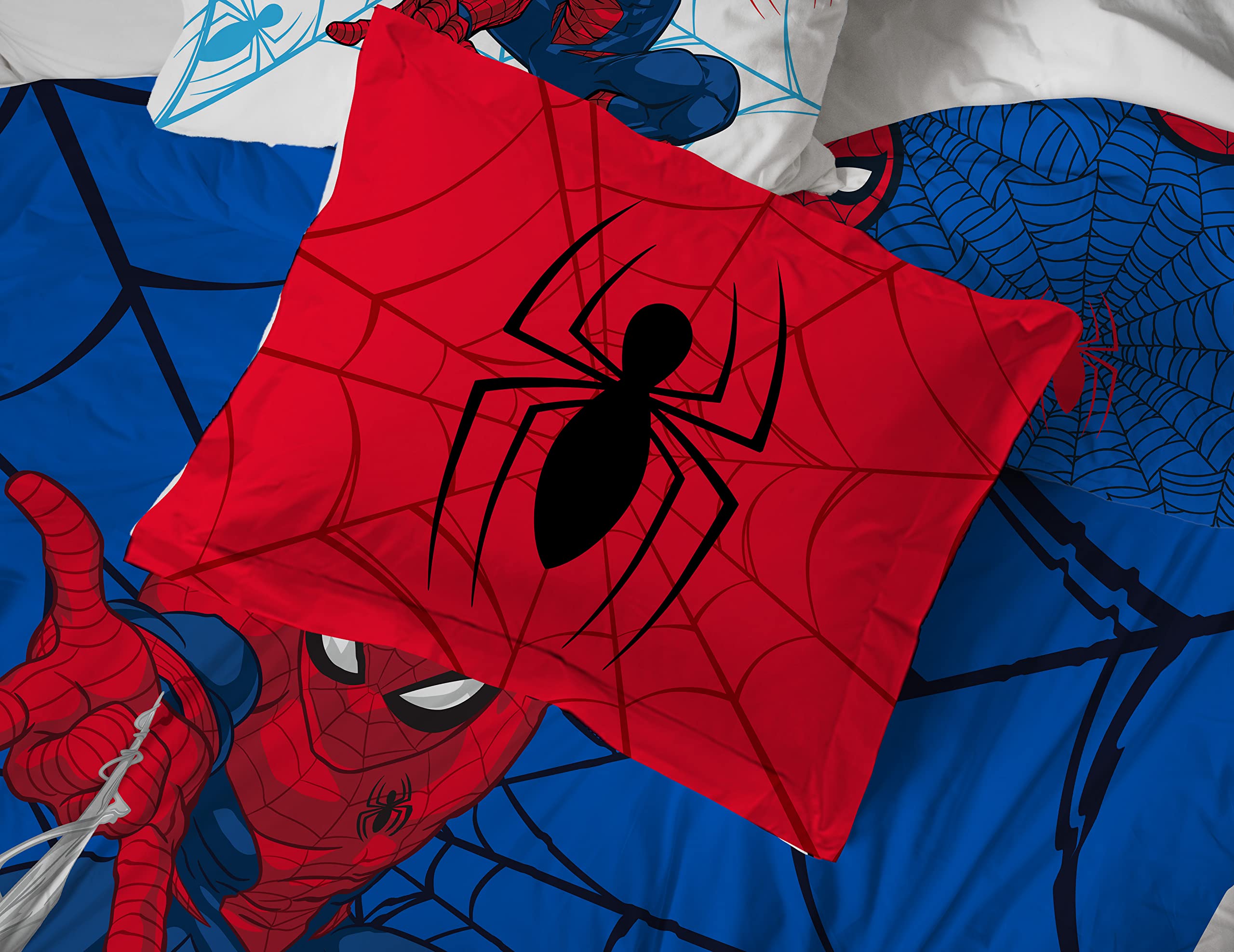Jay Franco Spider-Man size and scale on full mattress demonstrating proper fit