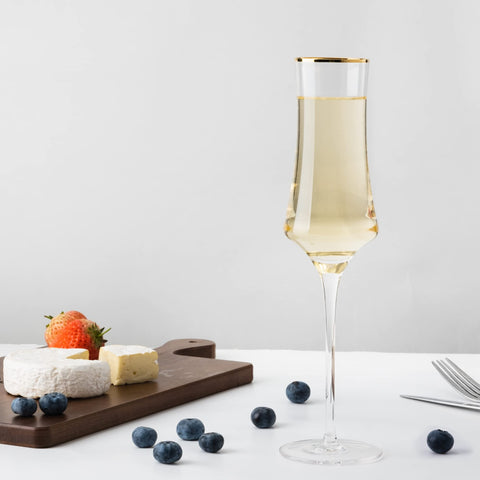 JEKOSEN flute in use with champagne pour showcasing bubble retention and sparkle