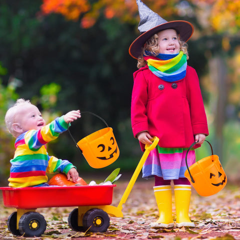 Jenaai kids carrying pumpkins outdoors emphasizing lightweight comfortable use