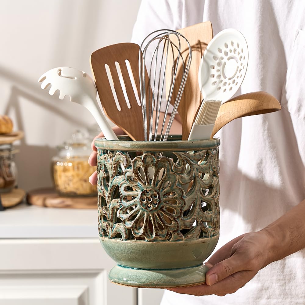 JH JIEMEI HOME pictured with spatulas to illustrate real-life size and holding capacity