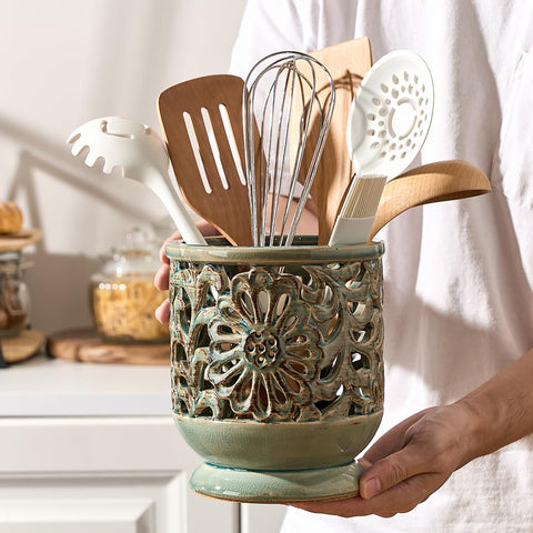 JH JIEMEI HOME pictured with spatulas to illustrate real-life size and holding capacity