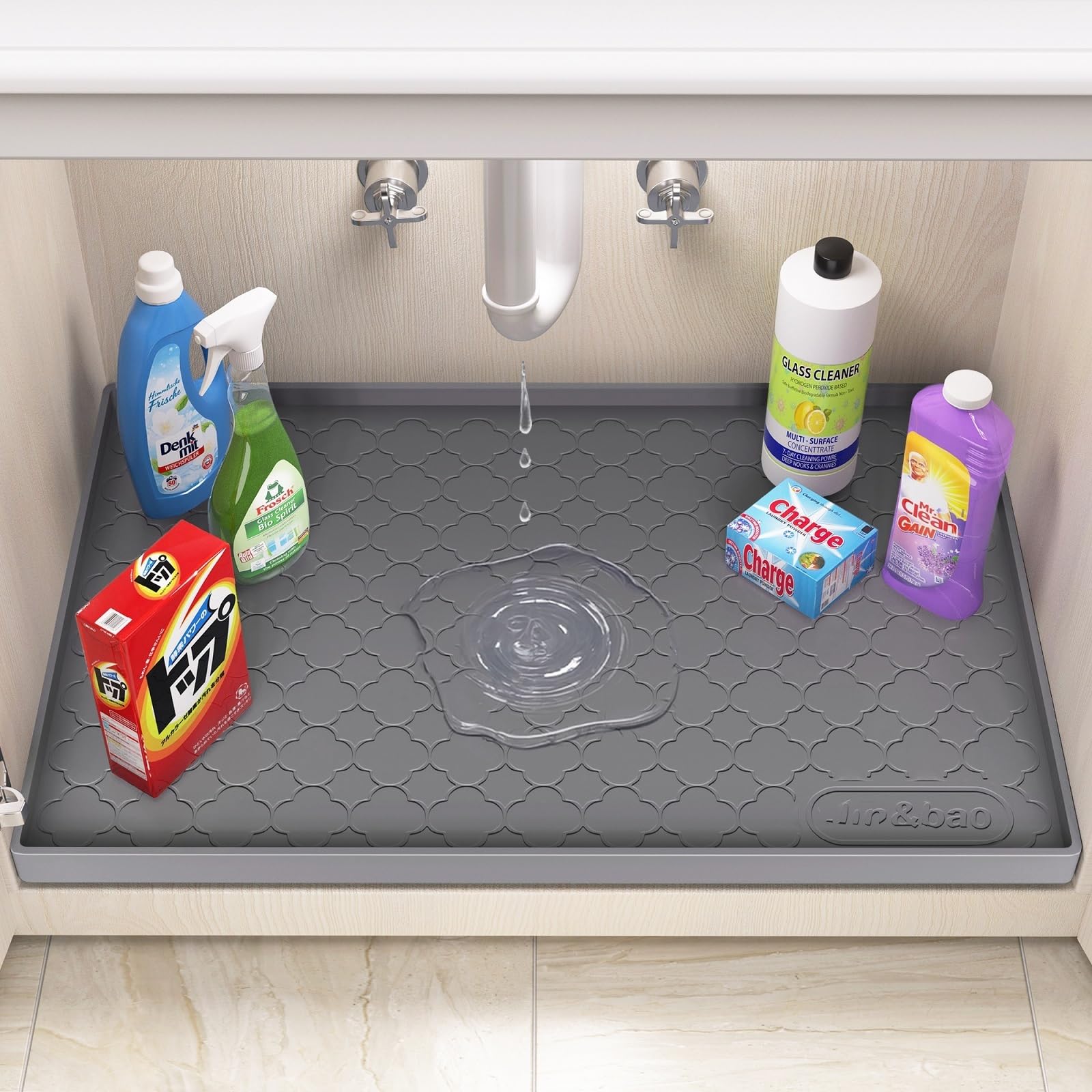 Jin&Bao textured silicone surface detail preventing bottles from sliding
