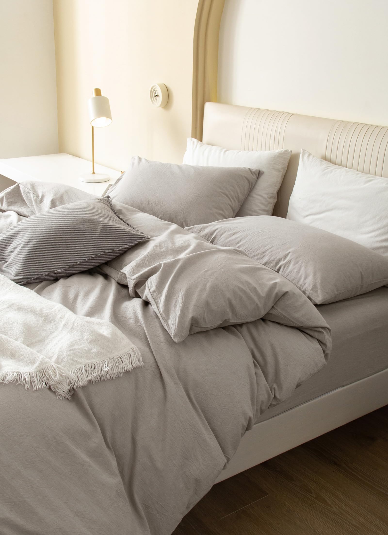 JIYUAN duvet cover in a styled bedroom showing relaxed linen look and cozy ambiance