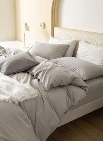 JIYUAN duvet cover in a styled bedroom showing relaxed linen look and cozy ambiance
