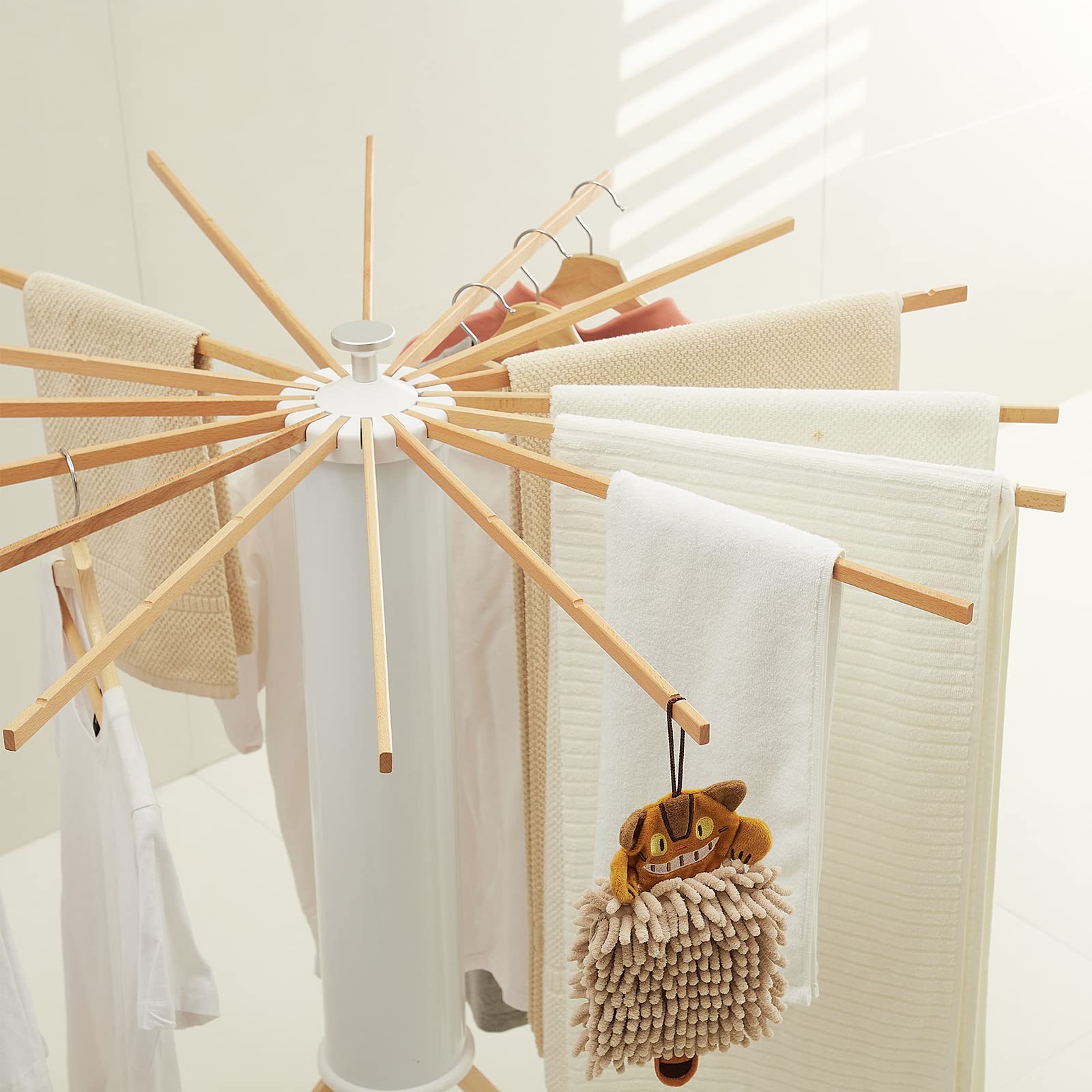 JOOM tripod base detail illustrating stability for balanced laundry loads