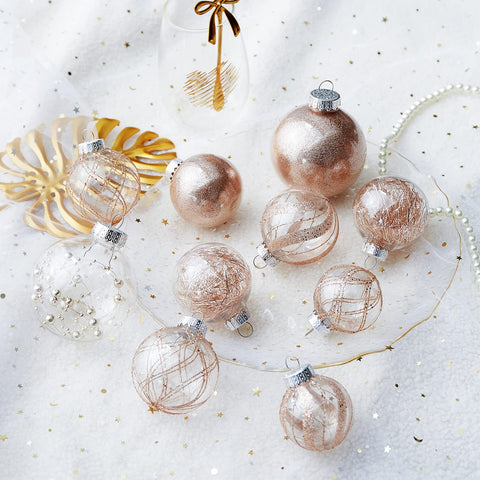 Jorysics arranged small-medium-large baubles for size comparison, ensures correct scale