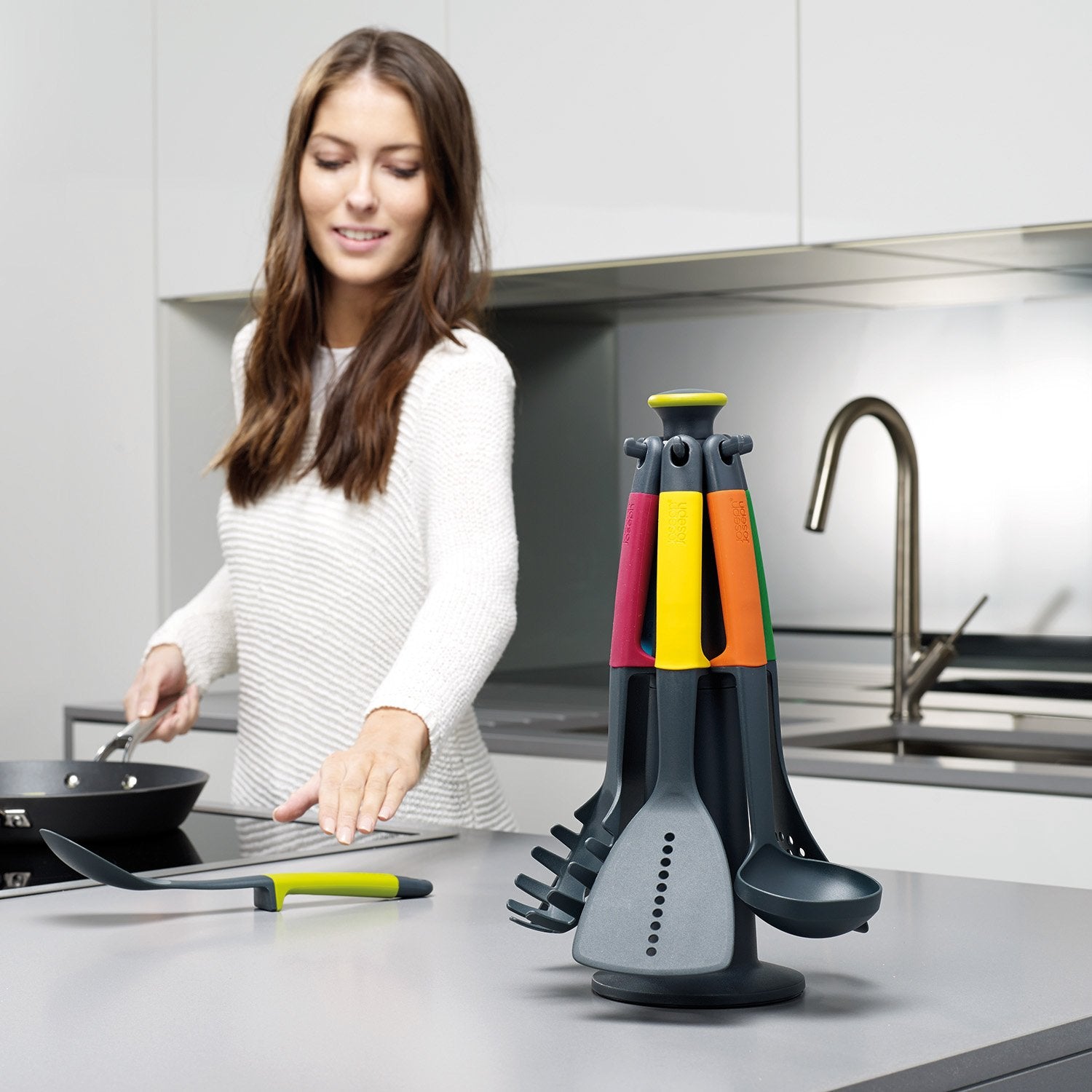 Joseph Joseph close-up of carousel stand non-slip base and rotation for quick selection