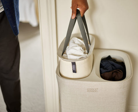 Joseph Joseph Tota top handle closeup showing reinforced grip for comfortable carrying