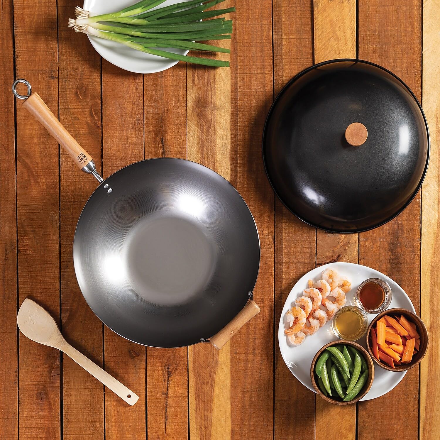 JOYCE CHEN flat-bottom detail demonstrating stable stovetop contact and efficiency