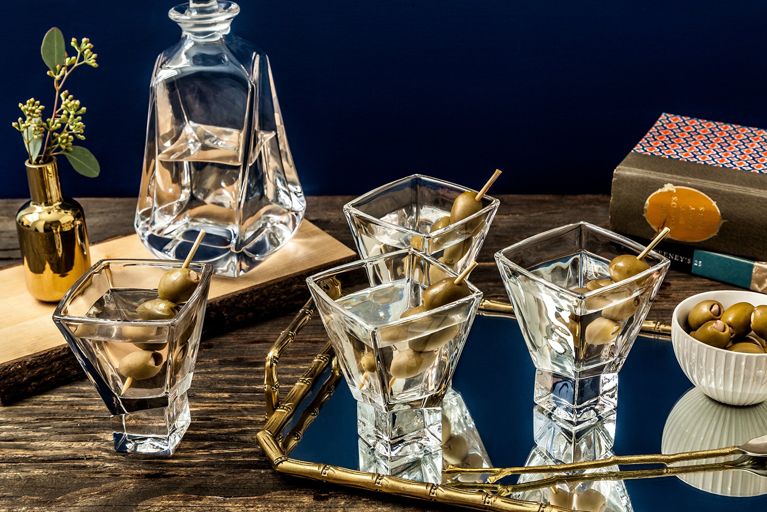 JoyJolt Carre in use with a cosmopolitan pour displaying color and garnish appeal