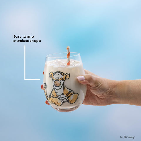 JoyJolt glass held in hand showing 19oz scale and comfortable grip