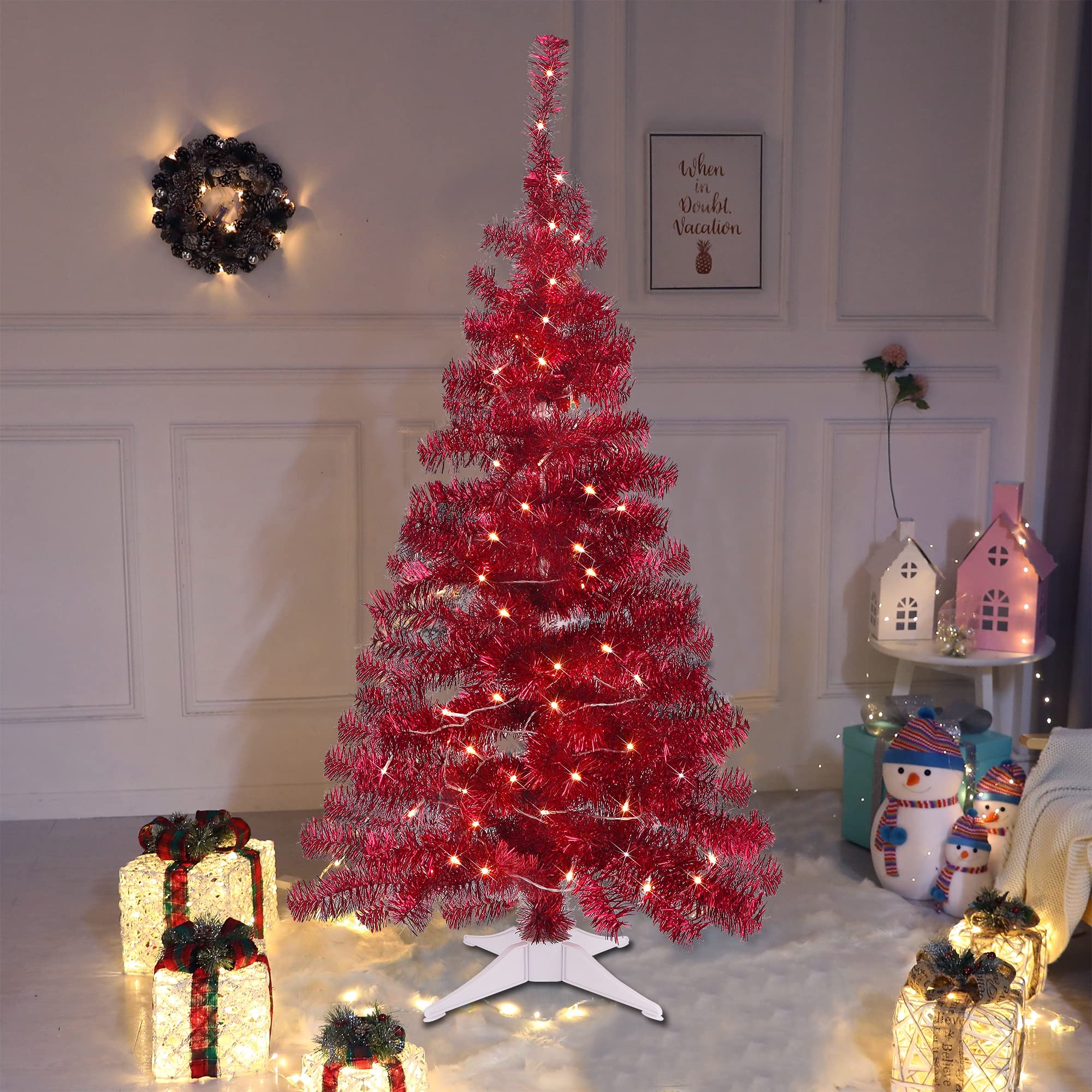 Juegoal close-up of red tinsel branches highlighting full-bodied texture and sparkle