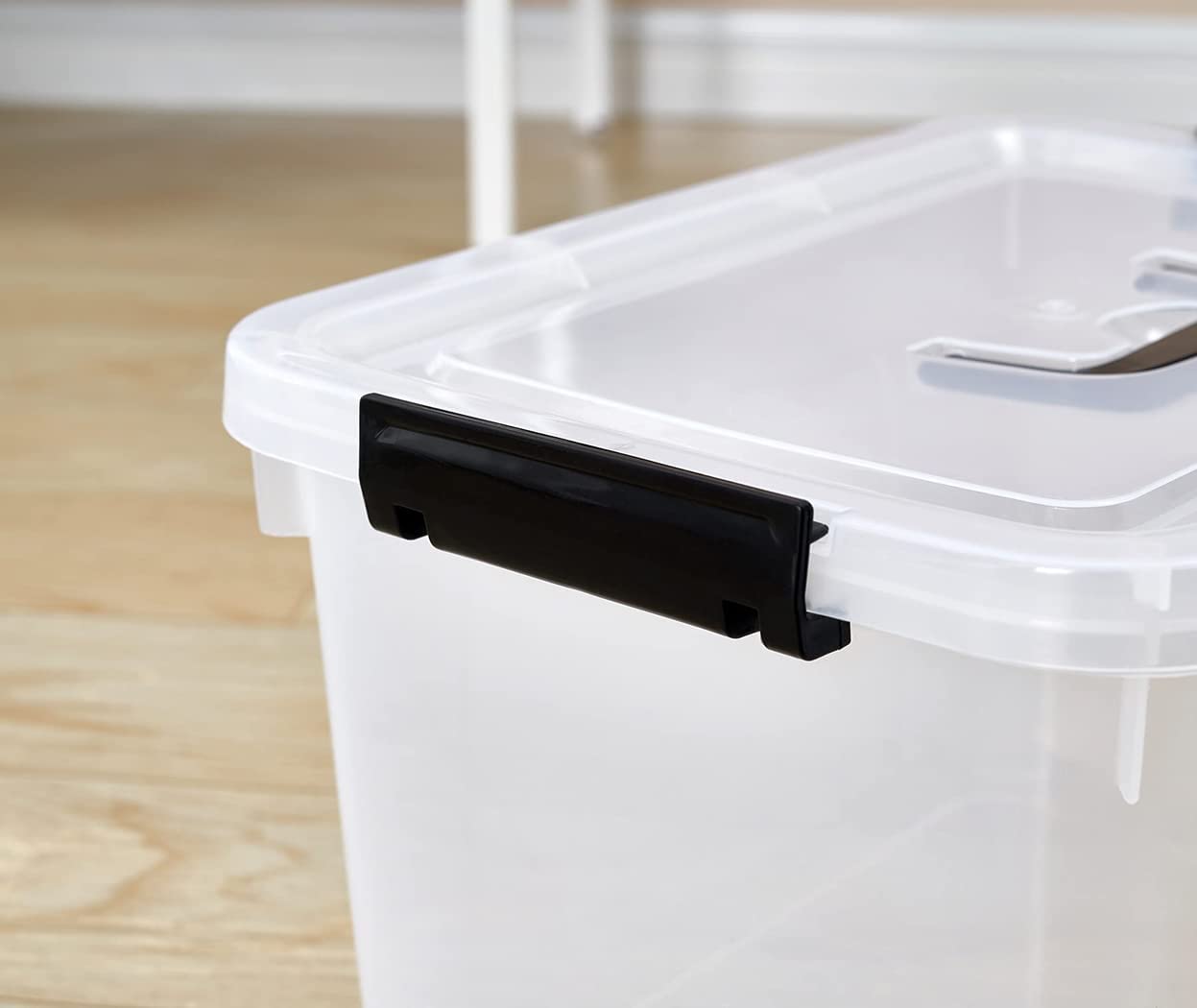 JUJIAJIA black handle being gripped to carry bin demonstrating comfortable transport advantage