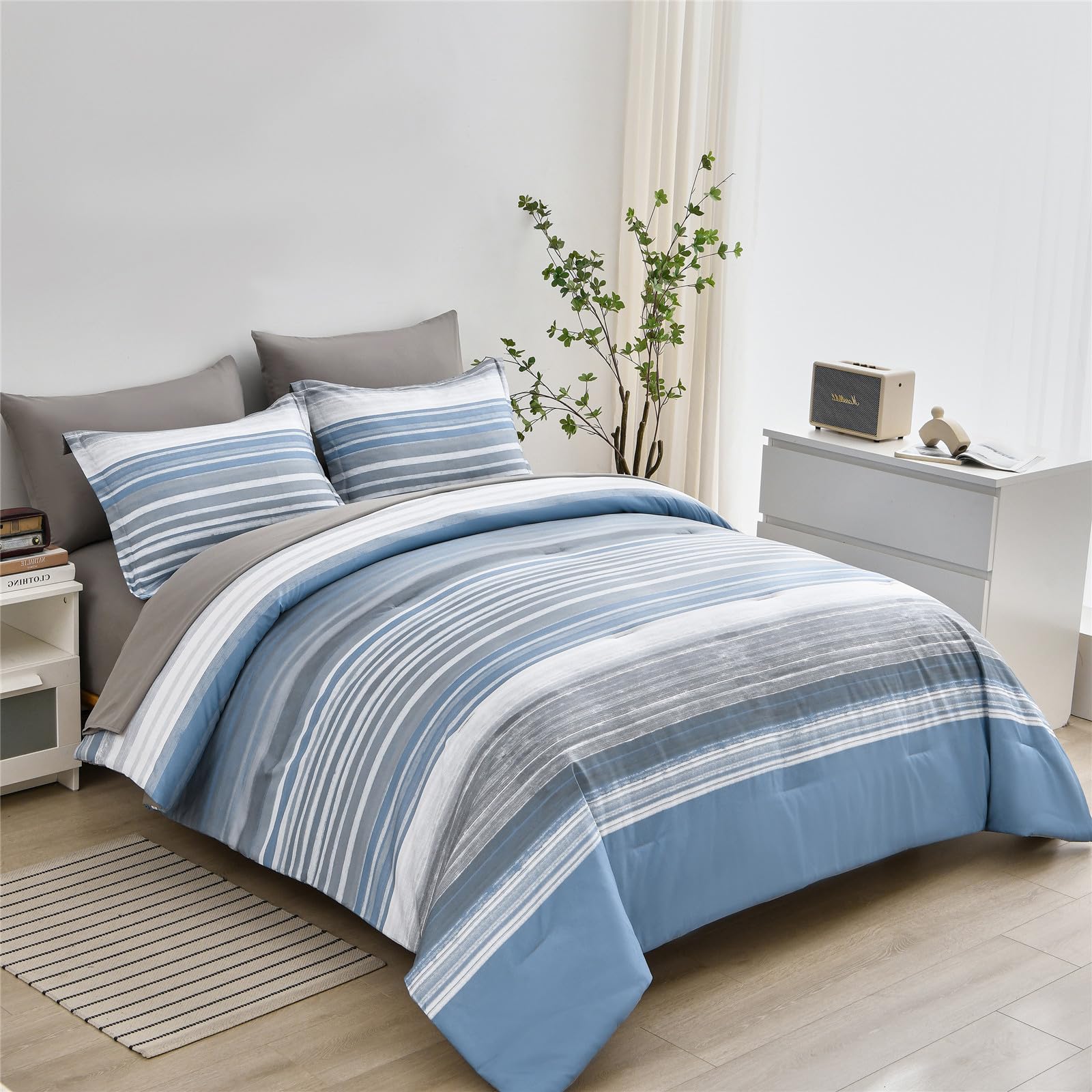 KAKIJUMN front view of striped comforter showing clean modern look