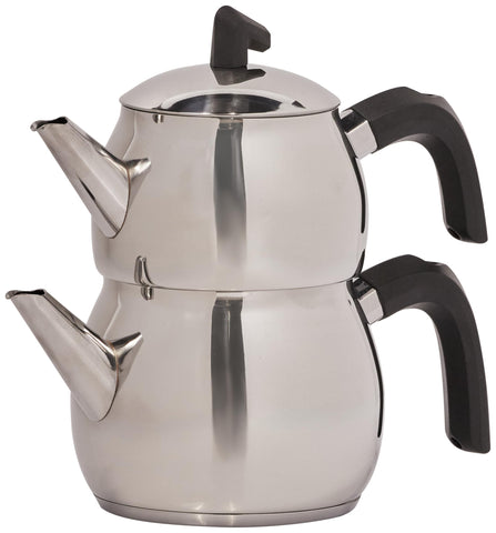KARACA Belinay teapot poured into cups, steady drip-free pouring benefit
