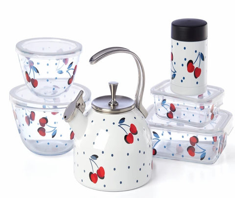 kate spade new york container in use holding a packed lunch for convenient transport