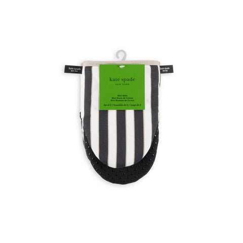 kate spade new york mitt gripping a baking tray to demonstrate quick protection