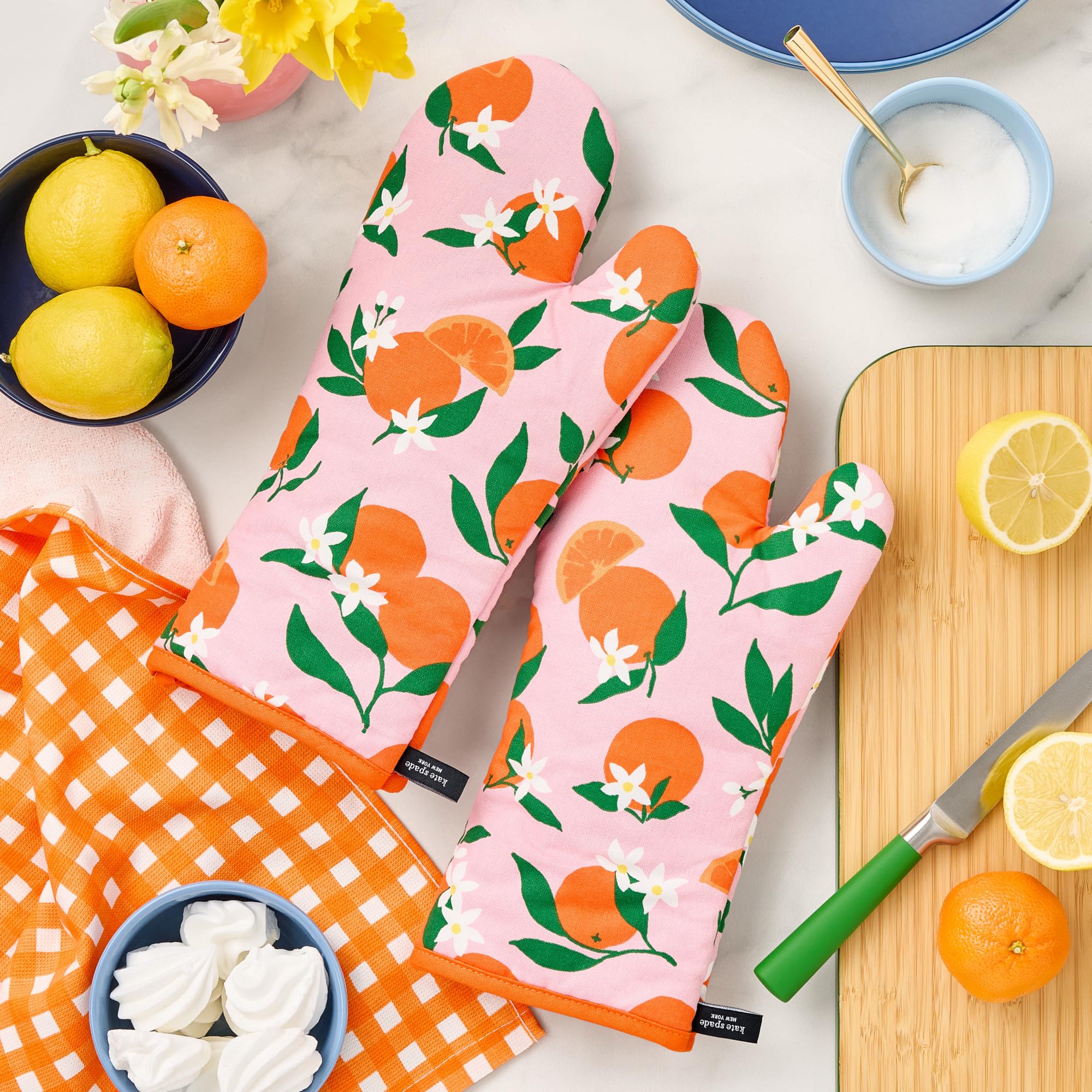 kate spade new york oven mitt closeup of printed pigment pattern and texture