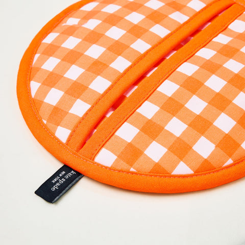kate spade new york pot holder lifting hot bakeware with confident grip