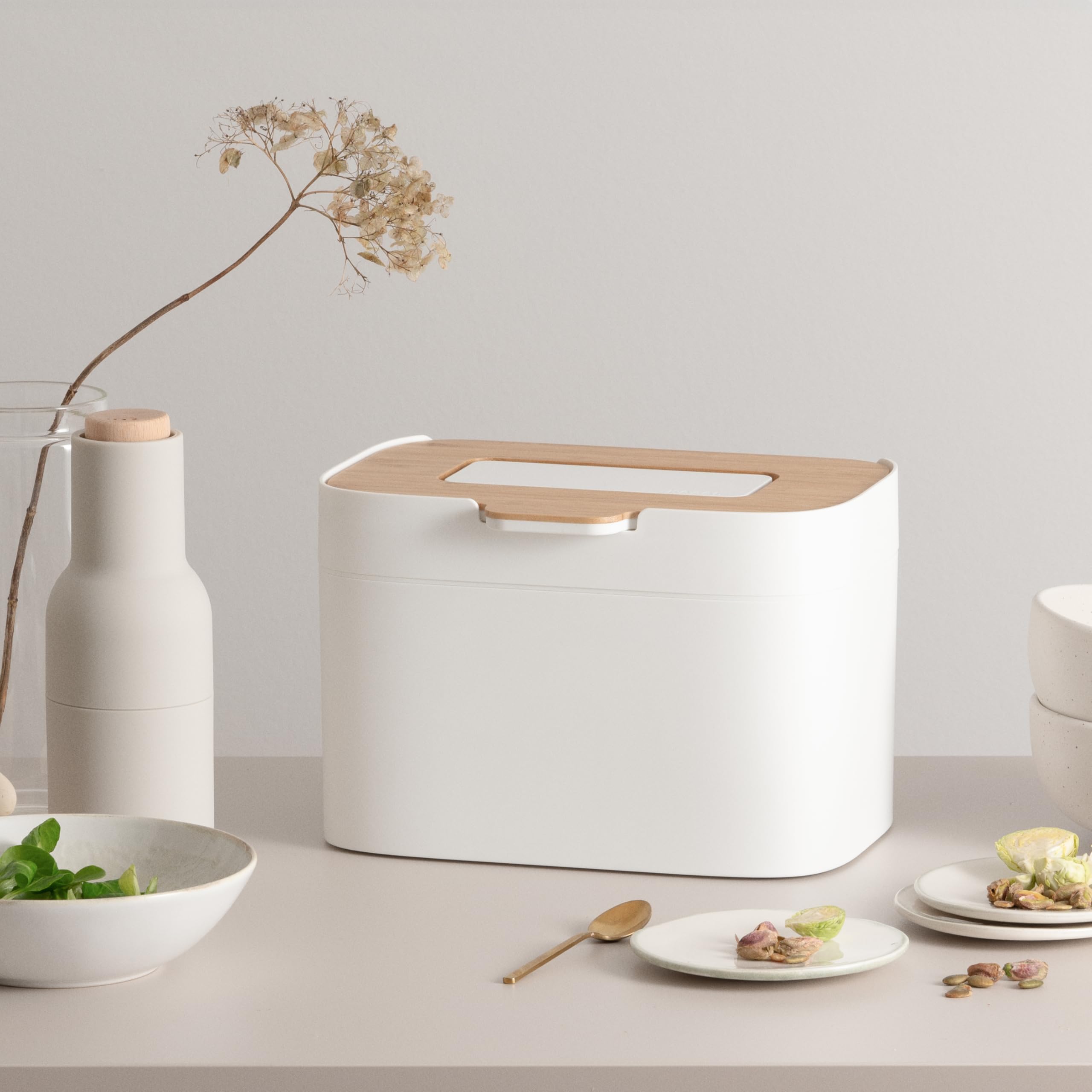 KAZAI Elin handle and anti-slip base showing secure carrying and stable countertop use