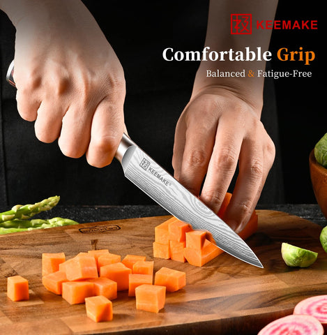 KEEMAKE in use slicing a tomato for accurate, even cuts