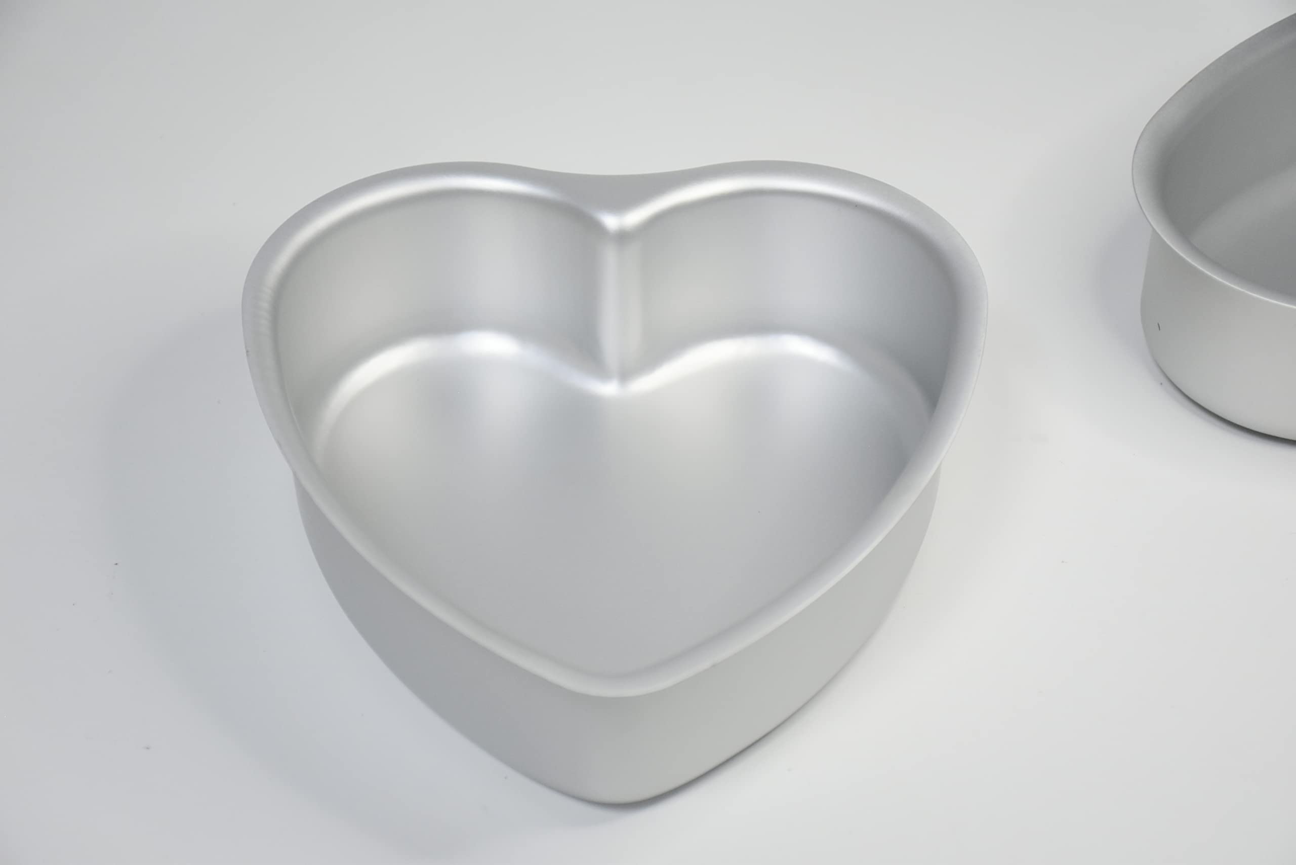 kefyixc baked heart-shaped cake inside pan demonstrating consistent browning benefit