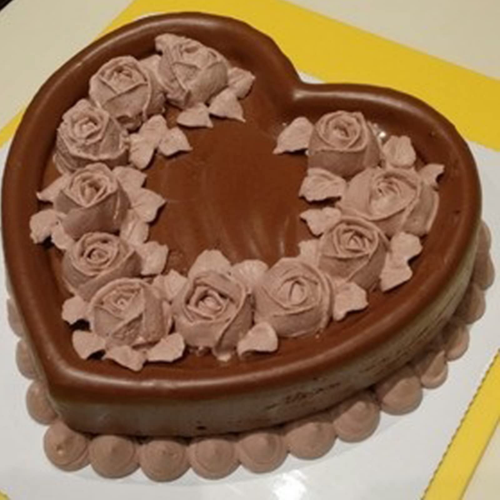 kefyixc styled wedding table with heart cake highlighting celebratory presentation benefit