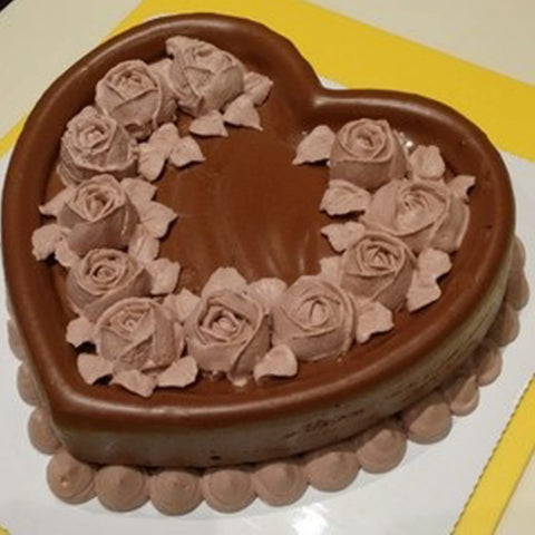kefyixc styled wedding table with heart cake highlighting celebratory presentation benefit