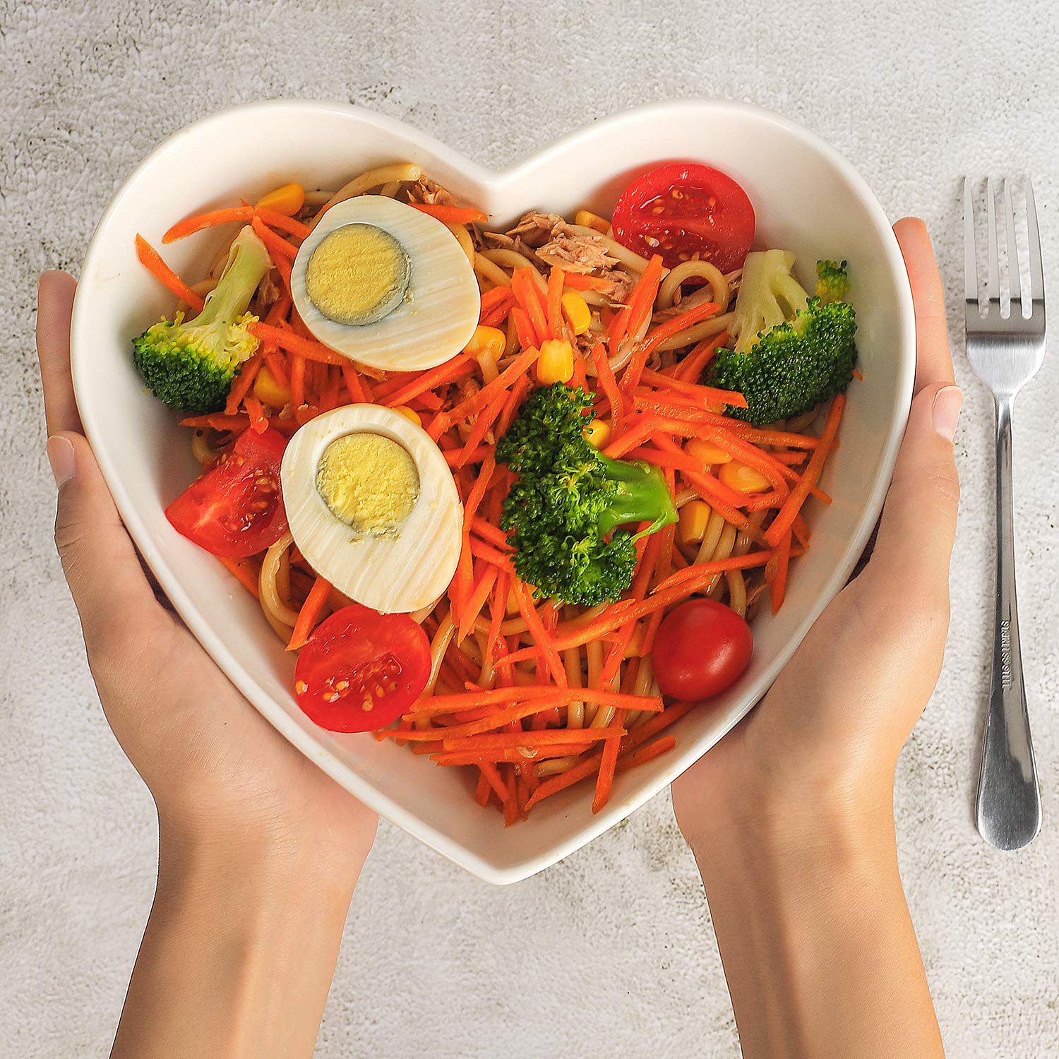 Keponbee bowl in use with pasta showing generous depth and attractive presentation