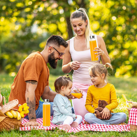 KEYWING bottles on a picnic blanket with drinks, illustrating reusable and eco-friendly benefit