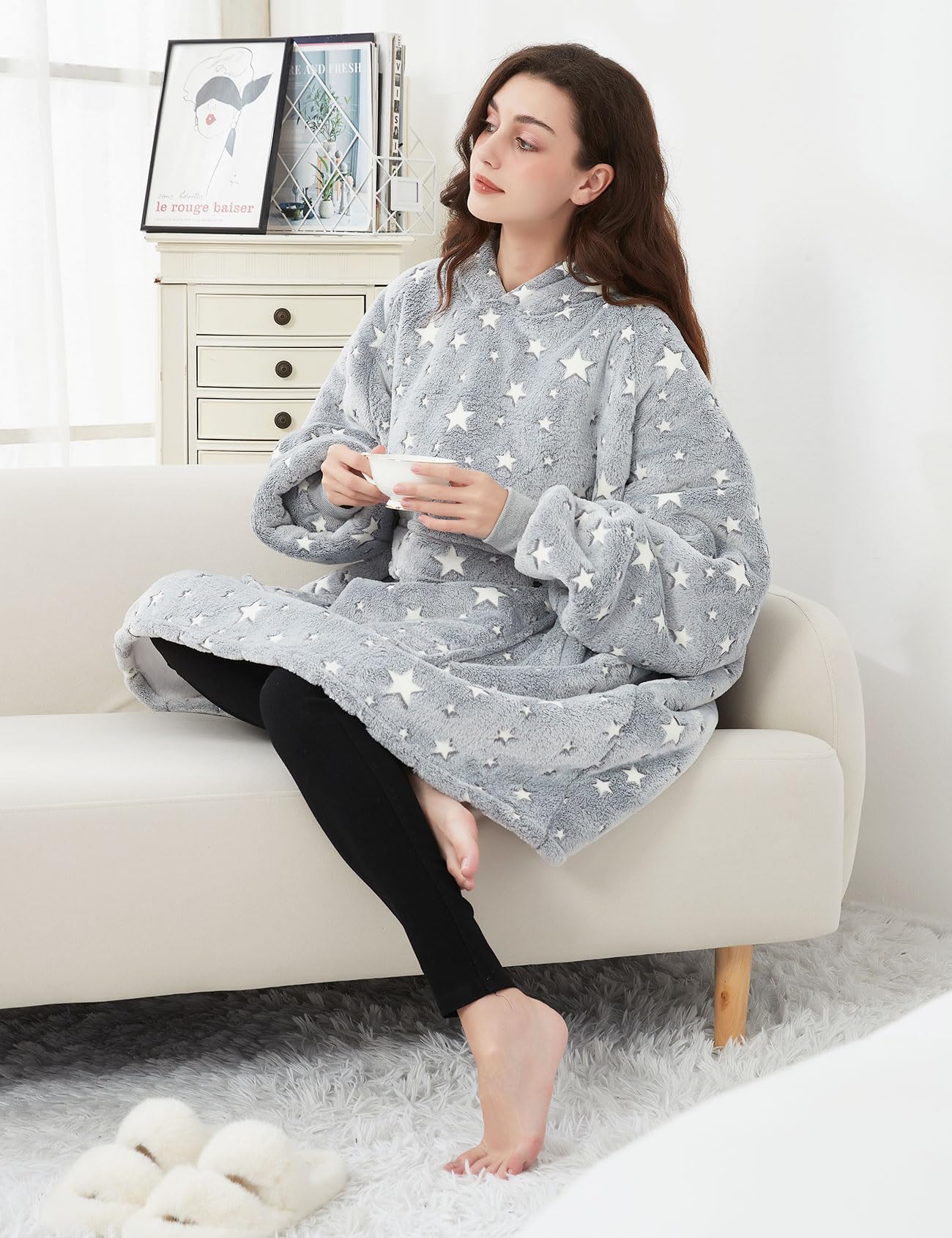 KFUBUO kangaroo pocket detail with hands inside for warmth and storage convenience