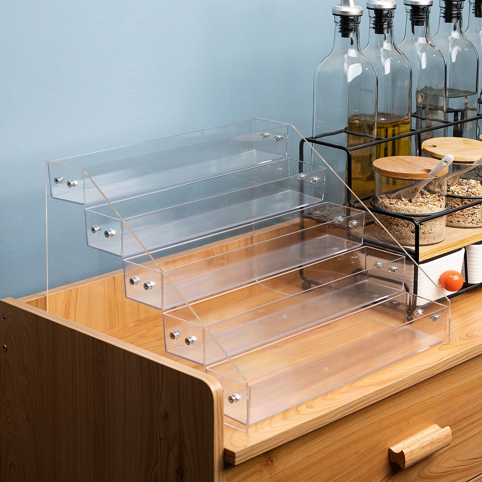 Kihor with assorted spice jars illustrating compatibility and quick selection