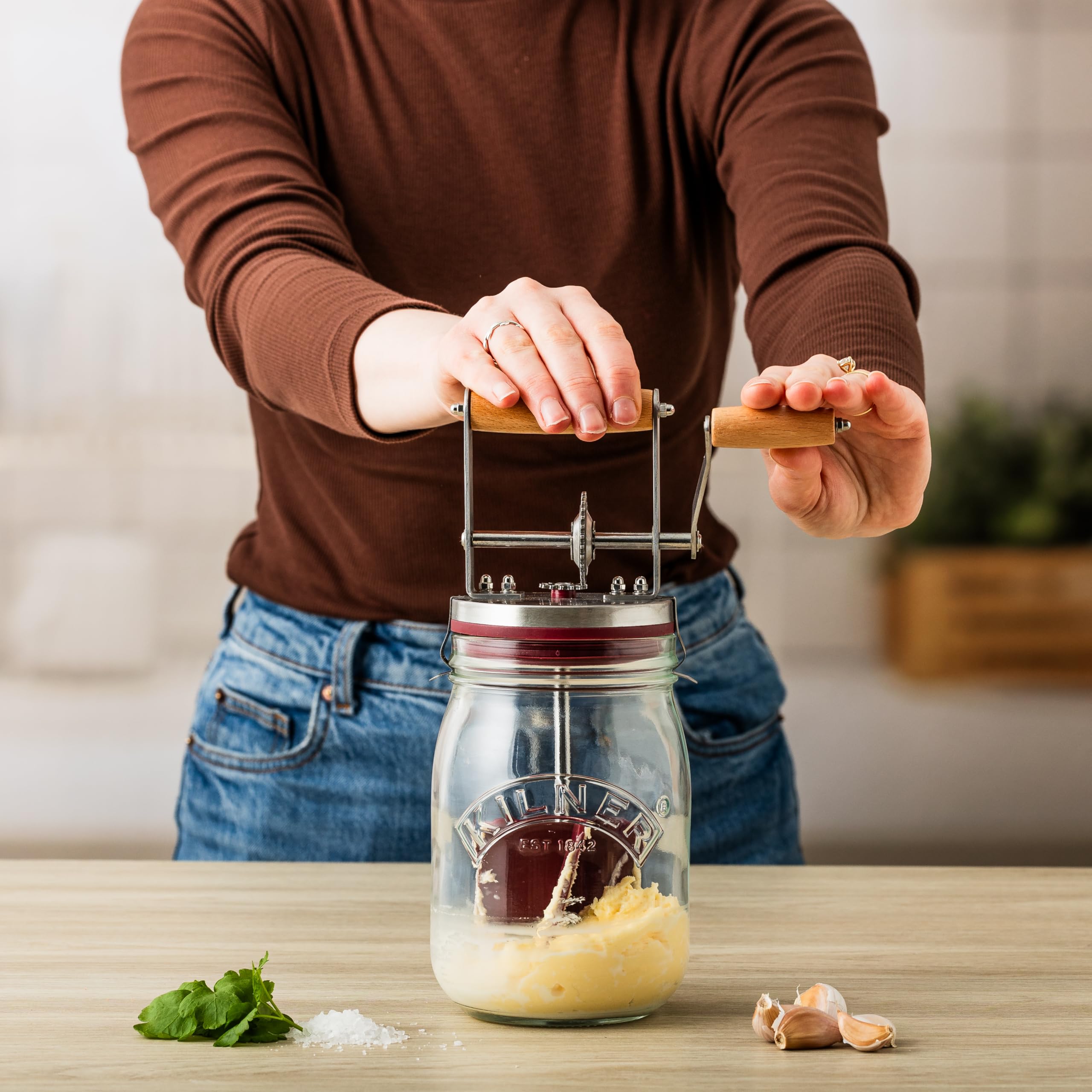 Kilner size comparison with hand illustrating 34 fl oz capacity scale