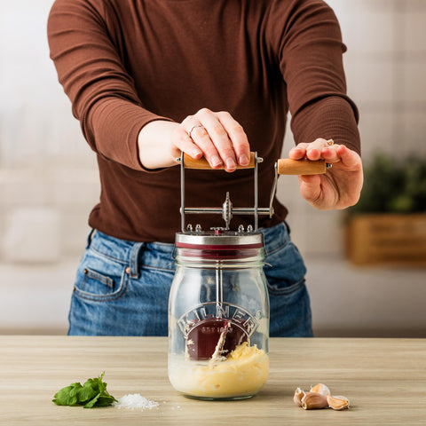 Kilner size comparison with hand illustrating 34 fl oz capacity scale