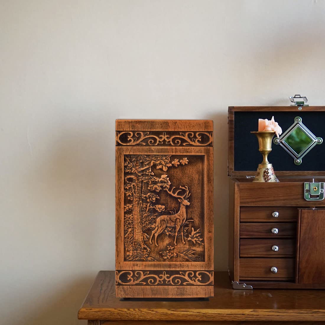 KIMNAG urn beside everyday objects showing size and capacity benefit
