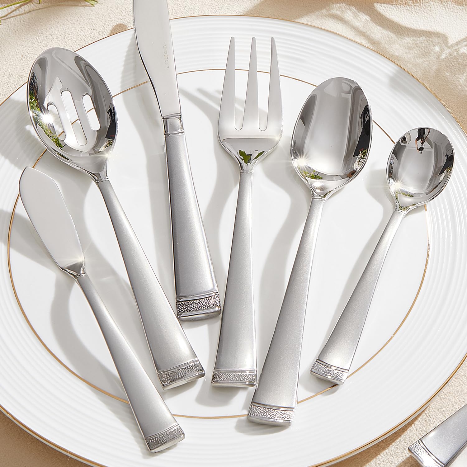 KINGSTONE dinner knife closeup showing blade shape and durable 18/10 stainless steel strength