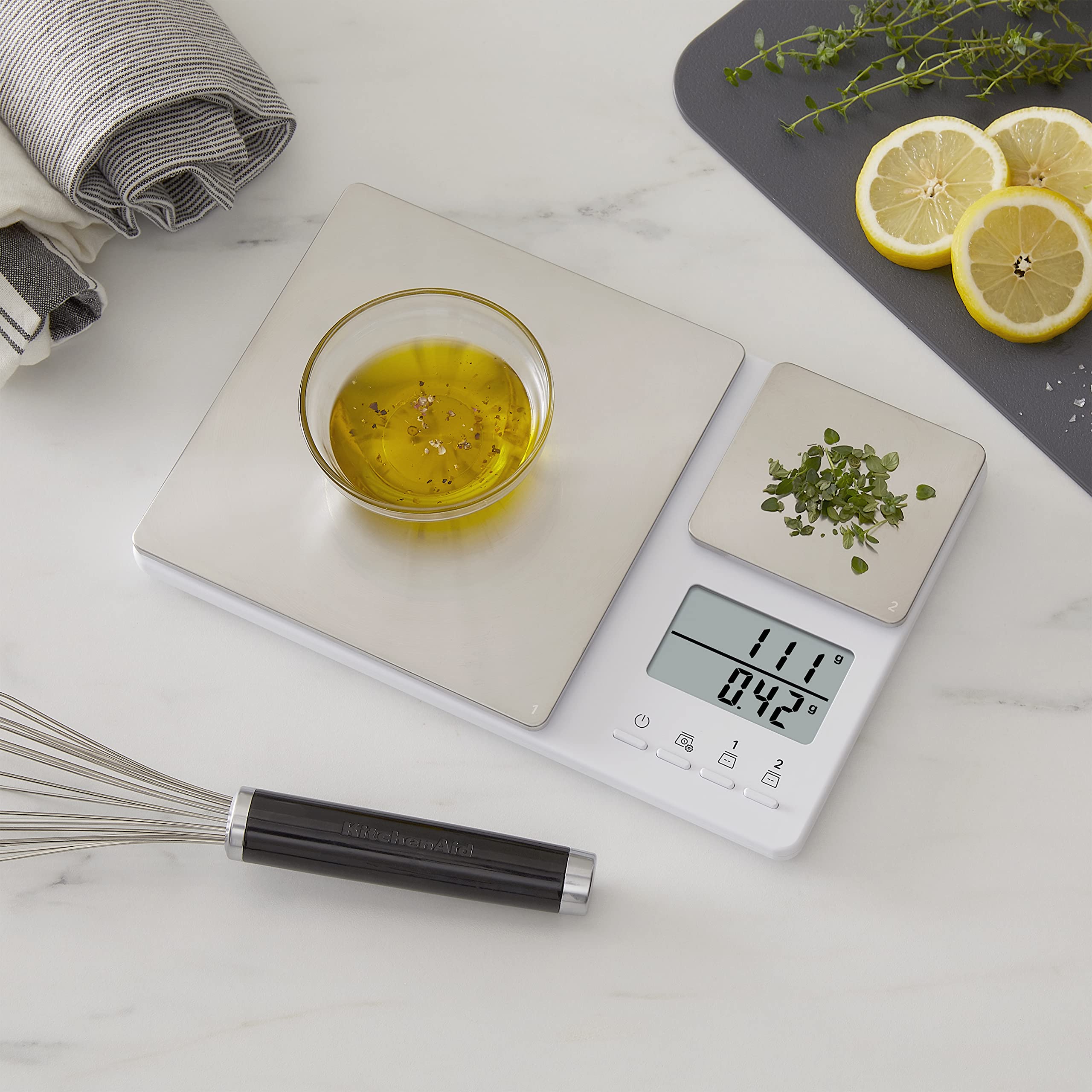 KitchenAid KQ909 dual-line backlit display showing simultaneous weights for efficiency