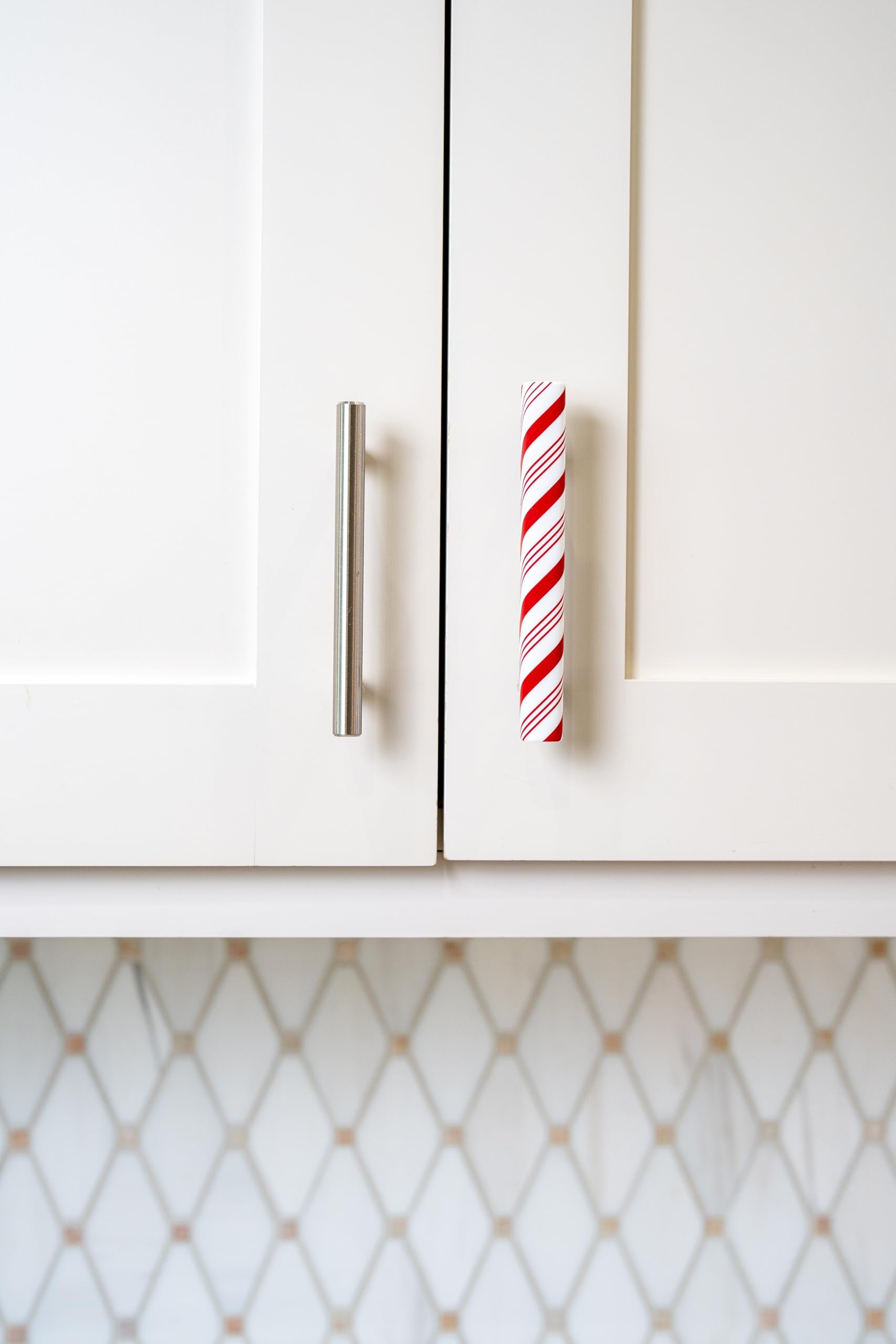 Knobēz peppermint next to ruler showing 5.5 inch size for proper measurement