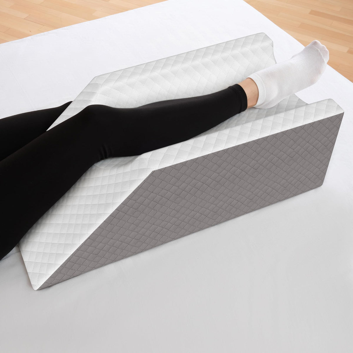 Kölbs leg pillow front view showing shape and support benefit
