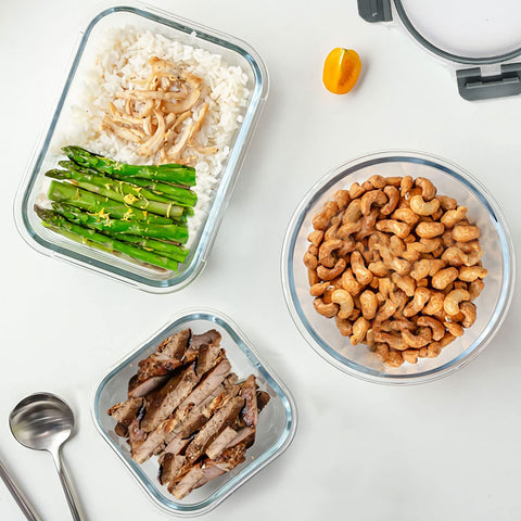 KOMUEE containers packed in a picnic bag illustrating secure transport and meal prep convenience