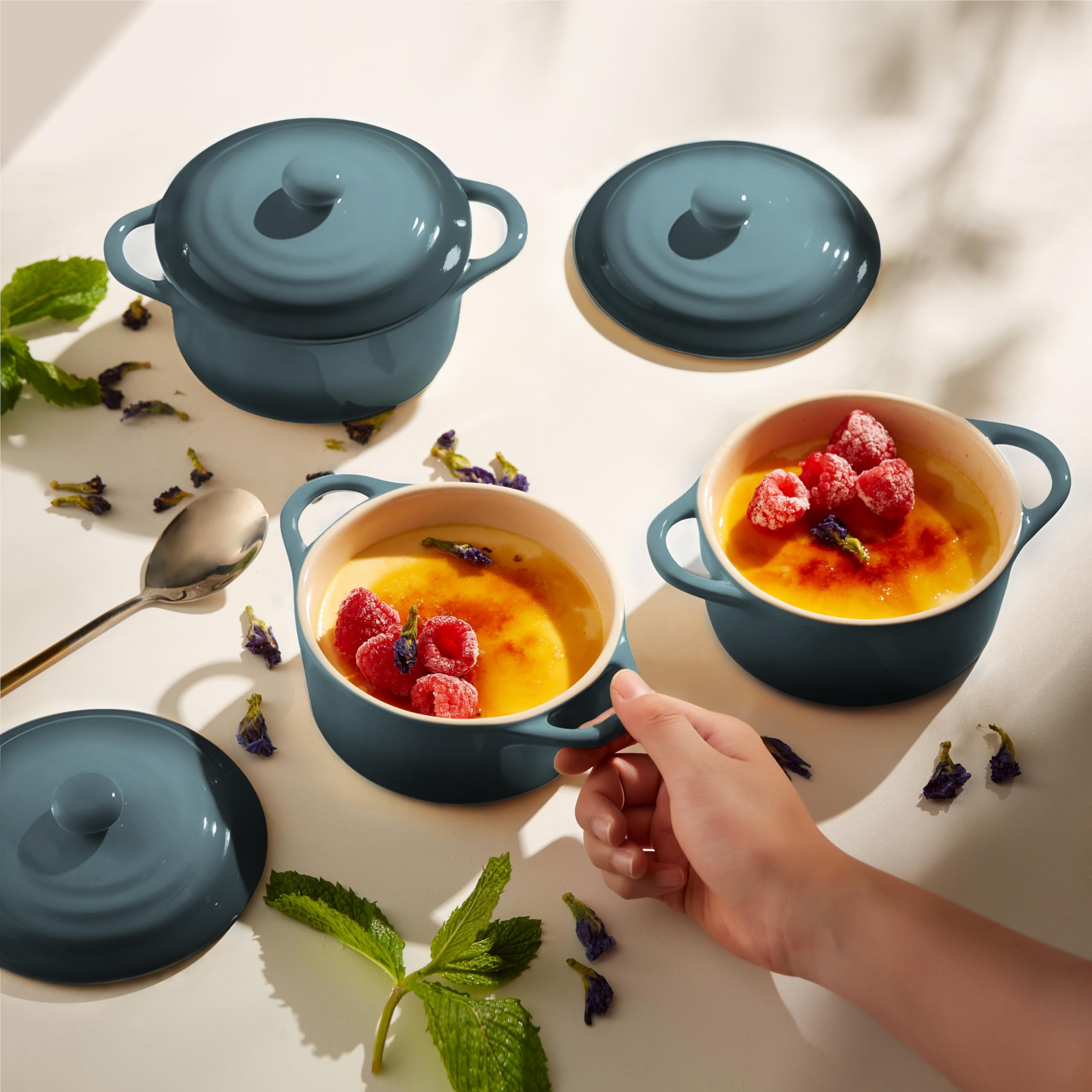 KooK mini cocotte top view with lid illustrating secure cover and heat retention