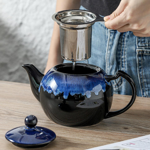 KOOV teapot pouring tea from spout demonstrating drip-free, smooth serving
