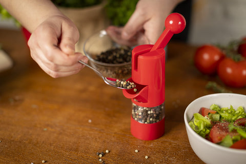 Kuhn Rikon ratchet handle in motion demonstrating one-handed, low-strain grinding