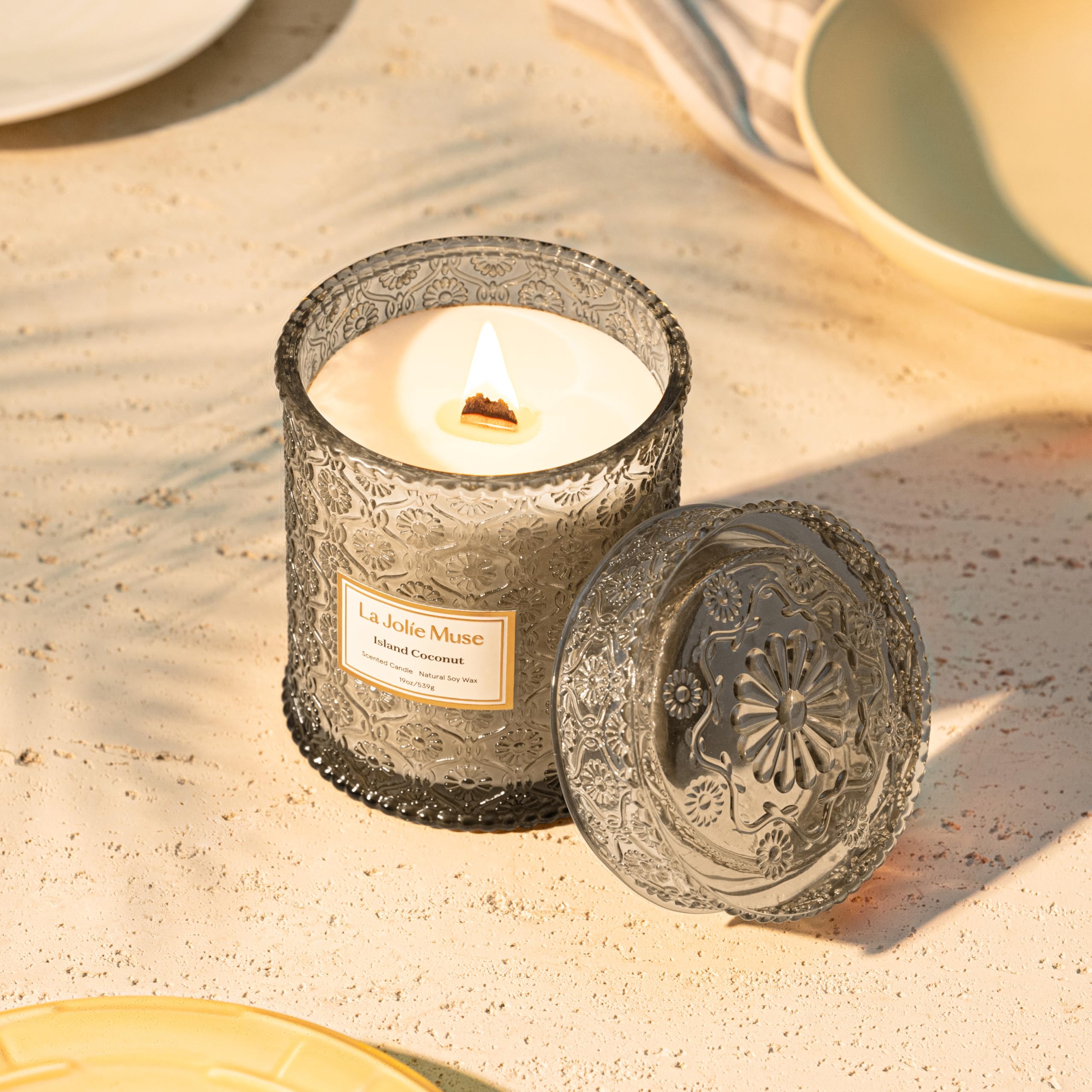 LA JOLIE MUSE cherry wood wick closeup illustrating gentle crackle and clean burn benefit