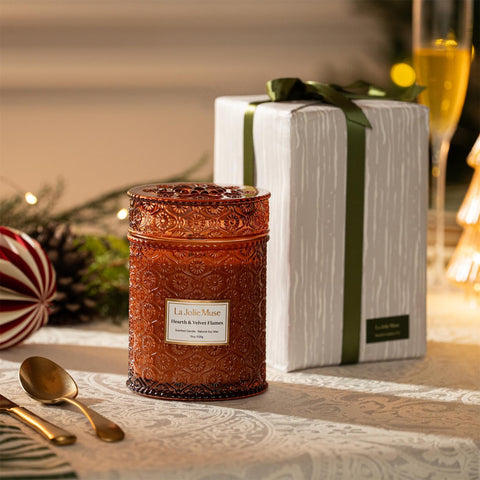 LA JOLIE MUSE close-up of cherry wood wick demonstrating clean, even burn benefit