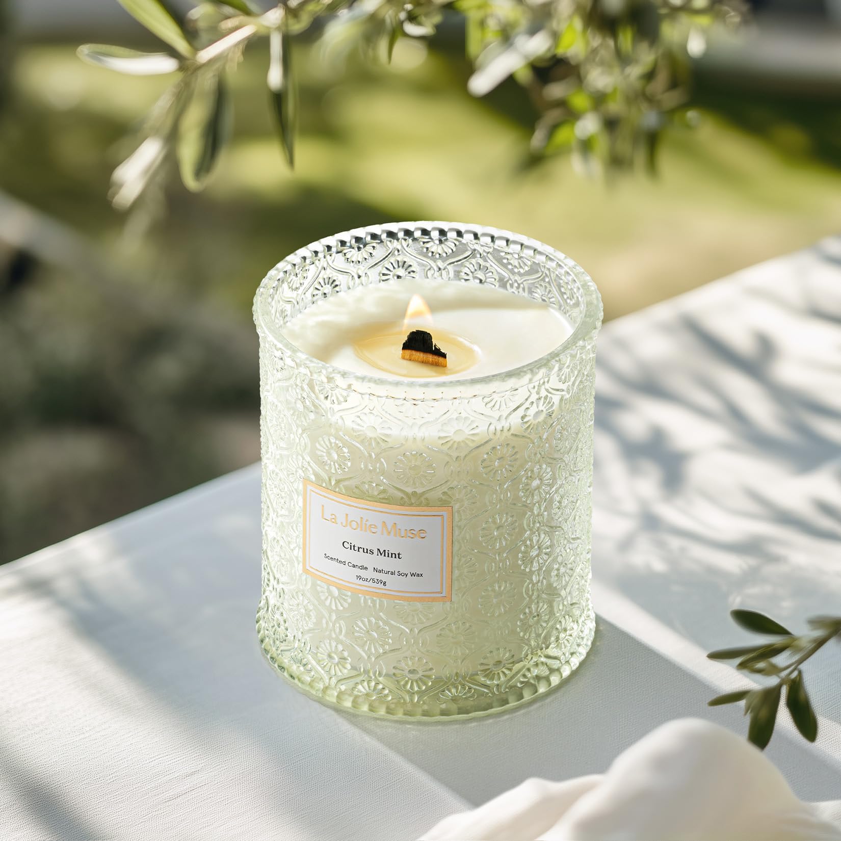 LA JOLIE MUSE cherry wood wick igniting with subtle crackle, promotes clean burn