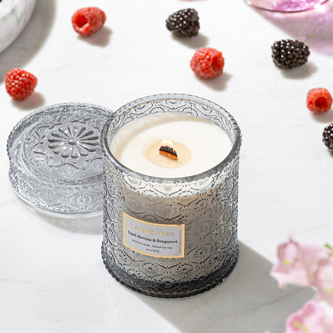 LA JOLIE MUSE cherry wood wick close-up demonstrating clean even burn benefit